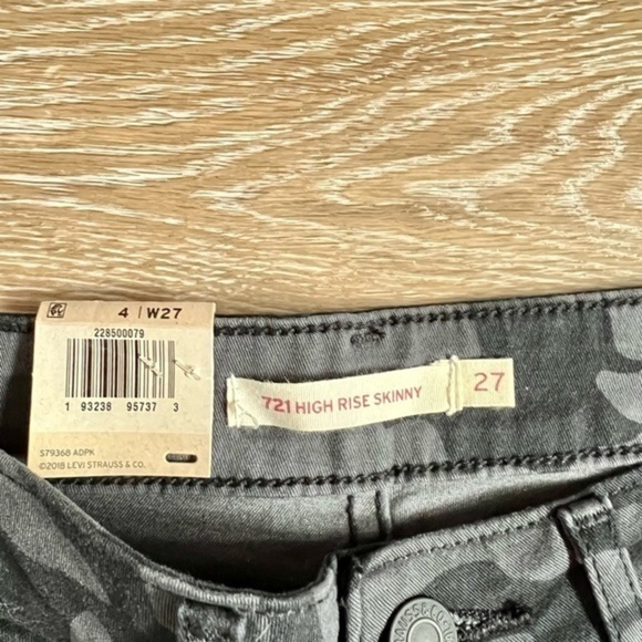 Levi’s 721 high rise skinny ankle camo pants - Picture 9 of 13